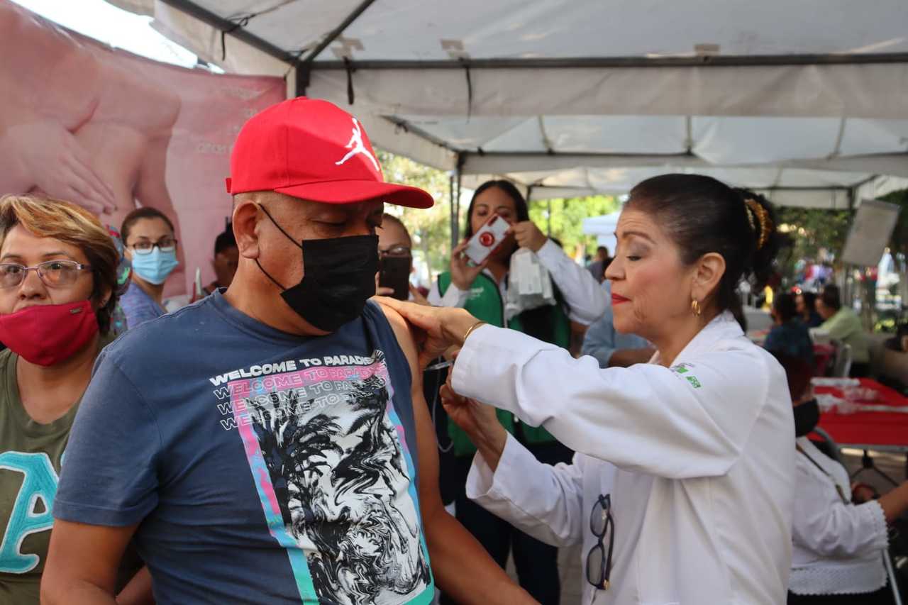 Diversos servicios se ofrecieron en la Caravana de la Salud que se instaló en la plaza principal de San Pedro. (EL SIGLO DE TORREÓN)