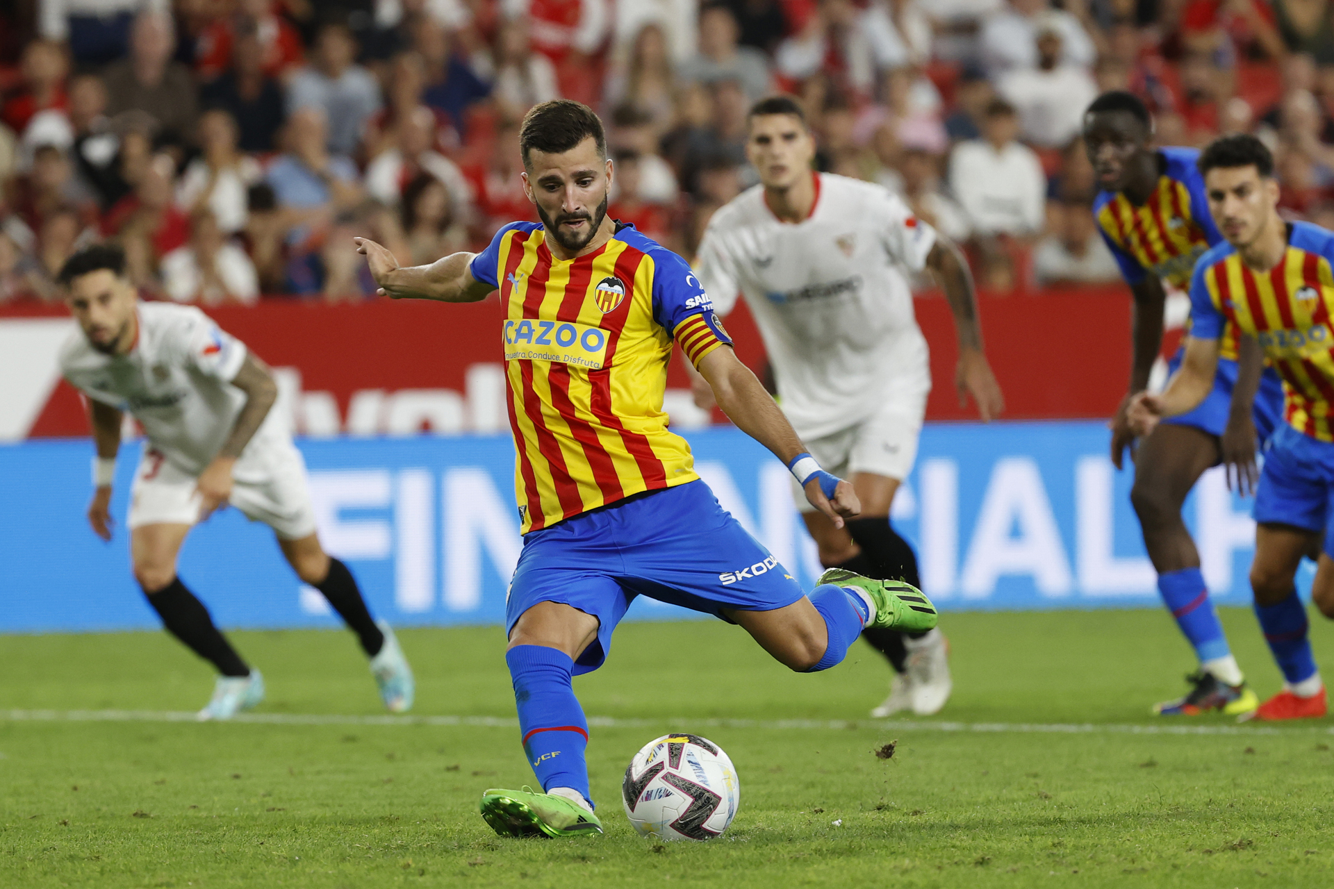 Sevilla y el Valencia empatan con un final loco en el que pudo pasar de todo