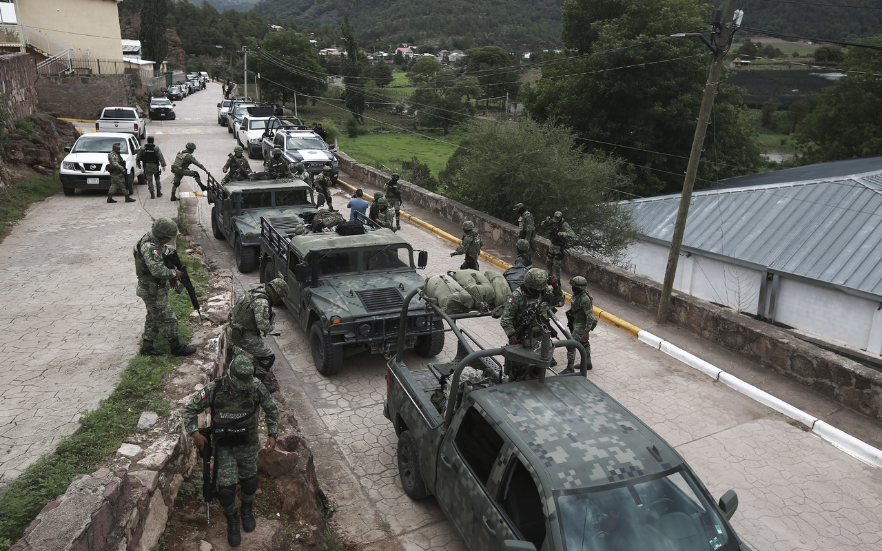 Refirió que bajo el contexto de la Guerra Fría, la institución militar no existe para prevenir una invasión extranjera.
