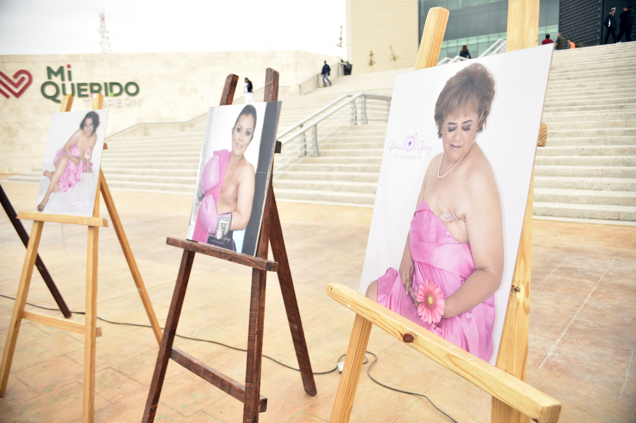 Durante la brigada integral, se exhibieron fotografías de mujeres sobrevivientes a esta enfermedad. (ÉRICK SOTOMAYOR / EL SIGLO DE TORREÓN)