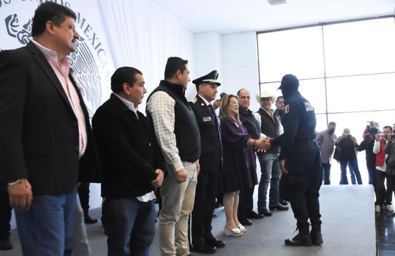 Entregan Leticia Herrera y su coordinador, Ernesto 'Güino' Herrera, incentivos económicos a elementos que dieron resultados. (EL SIGLO DE TORREÓN)