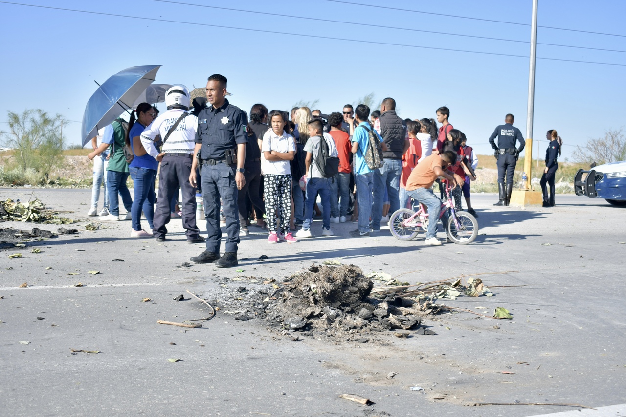 A la manifestación acudieron autoridades educativas para dialogar con los quejosos; también estuvo presente personal de seguridad. (EL SIGLO DE TORREÓN)