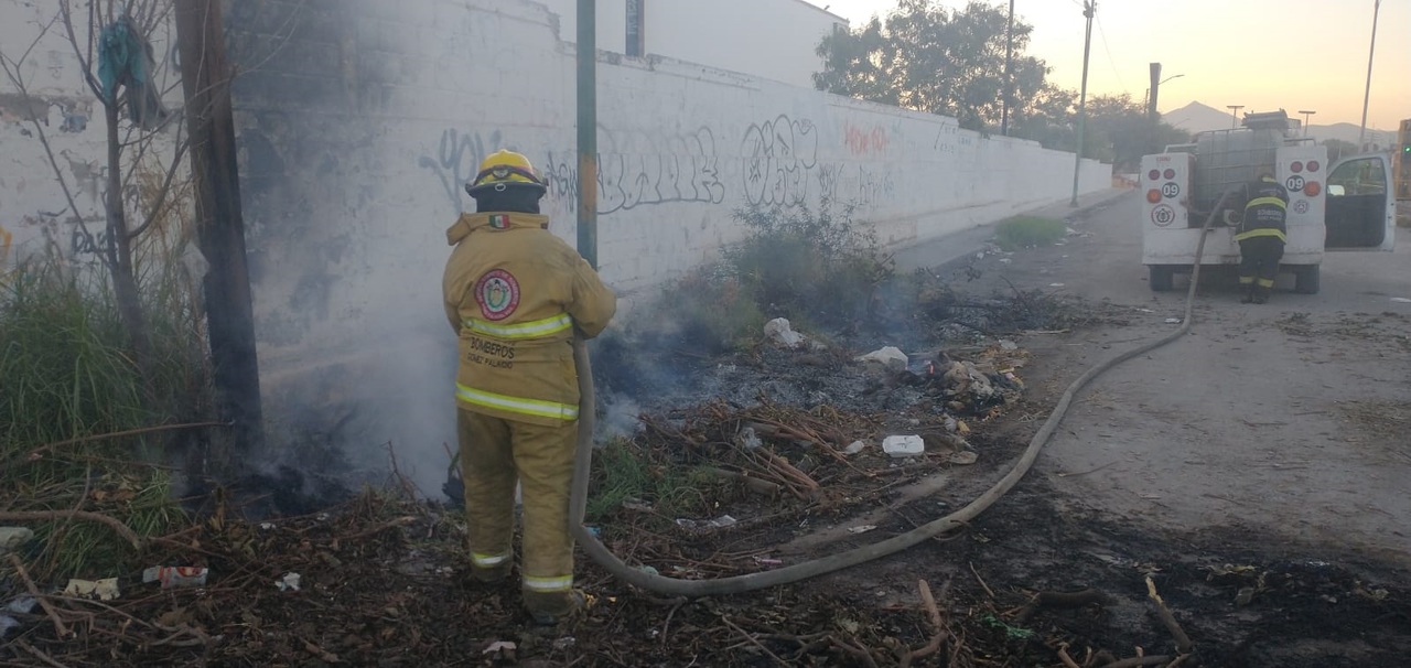Bomberos acuden a extinguir fuego en tiradero de basura.