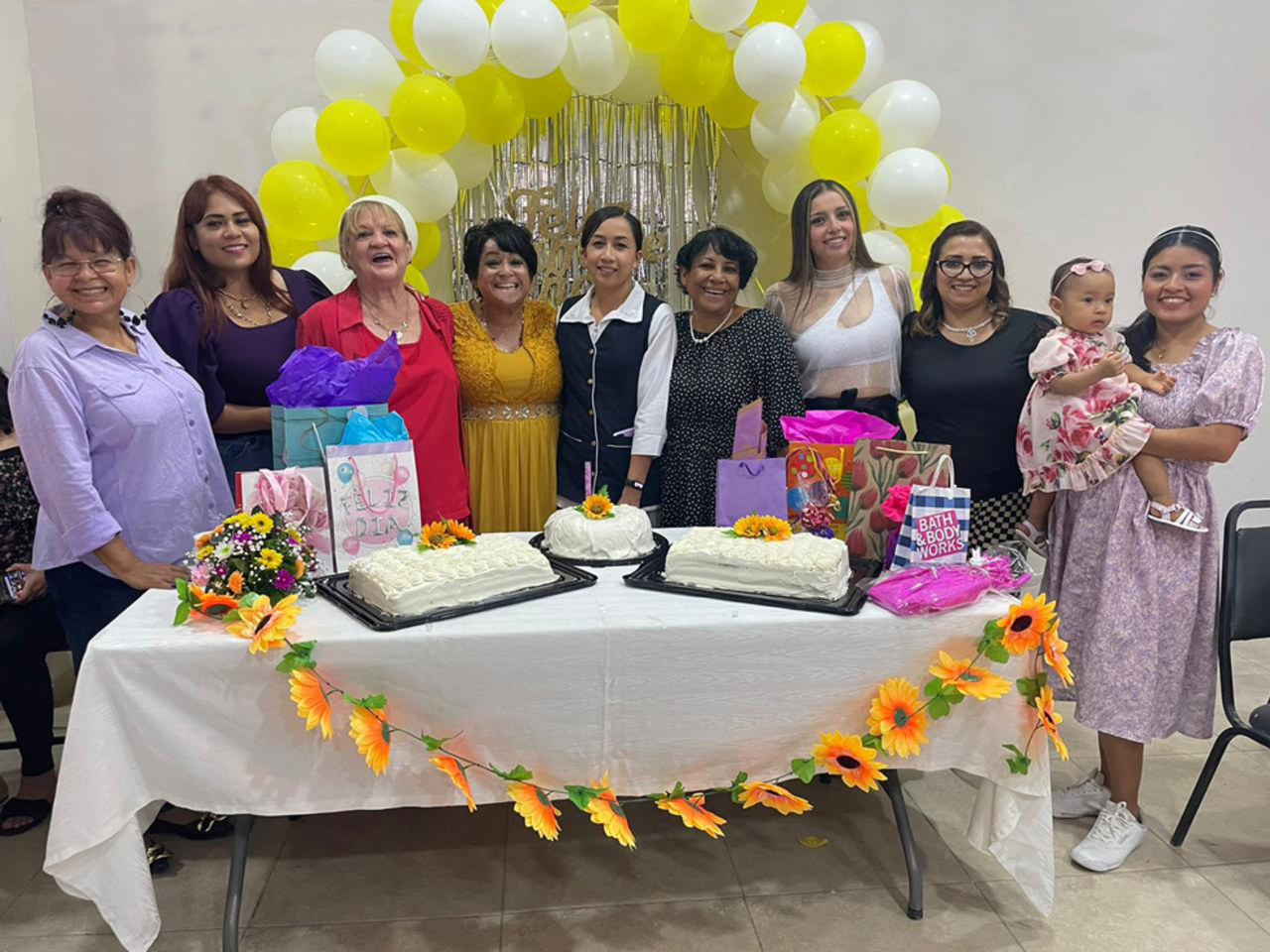 Alicia Villalobos, Karelia López, Rosa María, Sandra Villalobos, Claudia Villalobos, Irma Villalobos, Iradia Villalobos, Alejandra Acevedo, Emery de López y bebé Samara López (CORTESÍA)