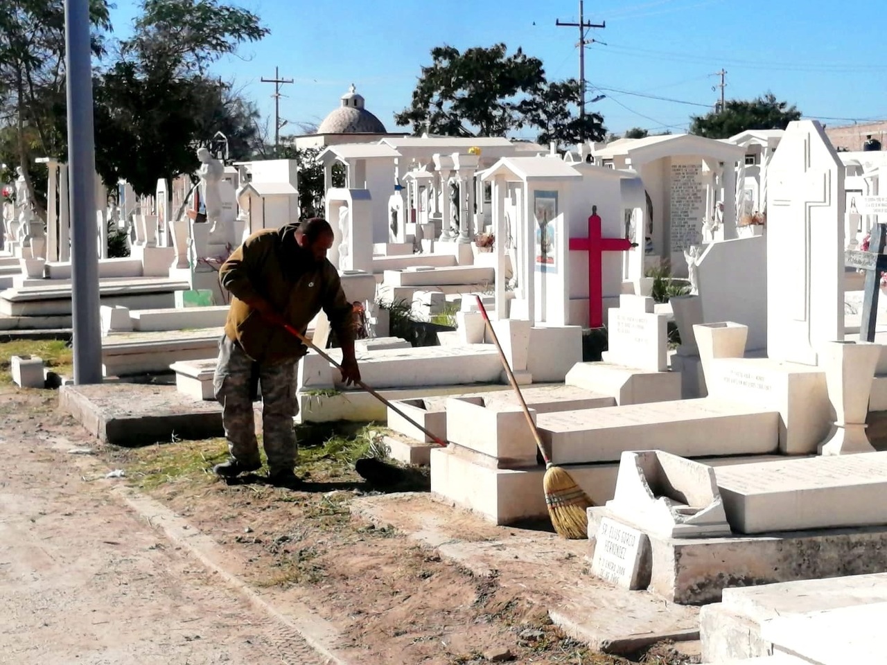 Limpian e iluminan el cementerio de San Pedro. (EL SIGLO DE TORREÓN)