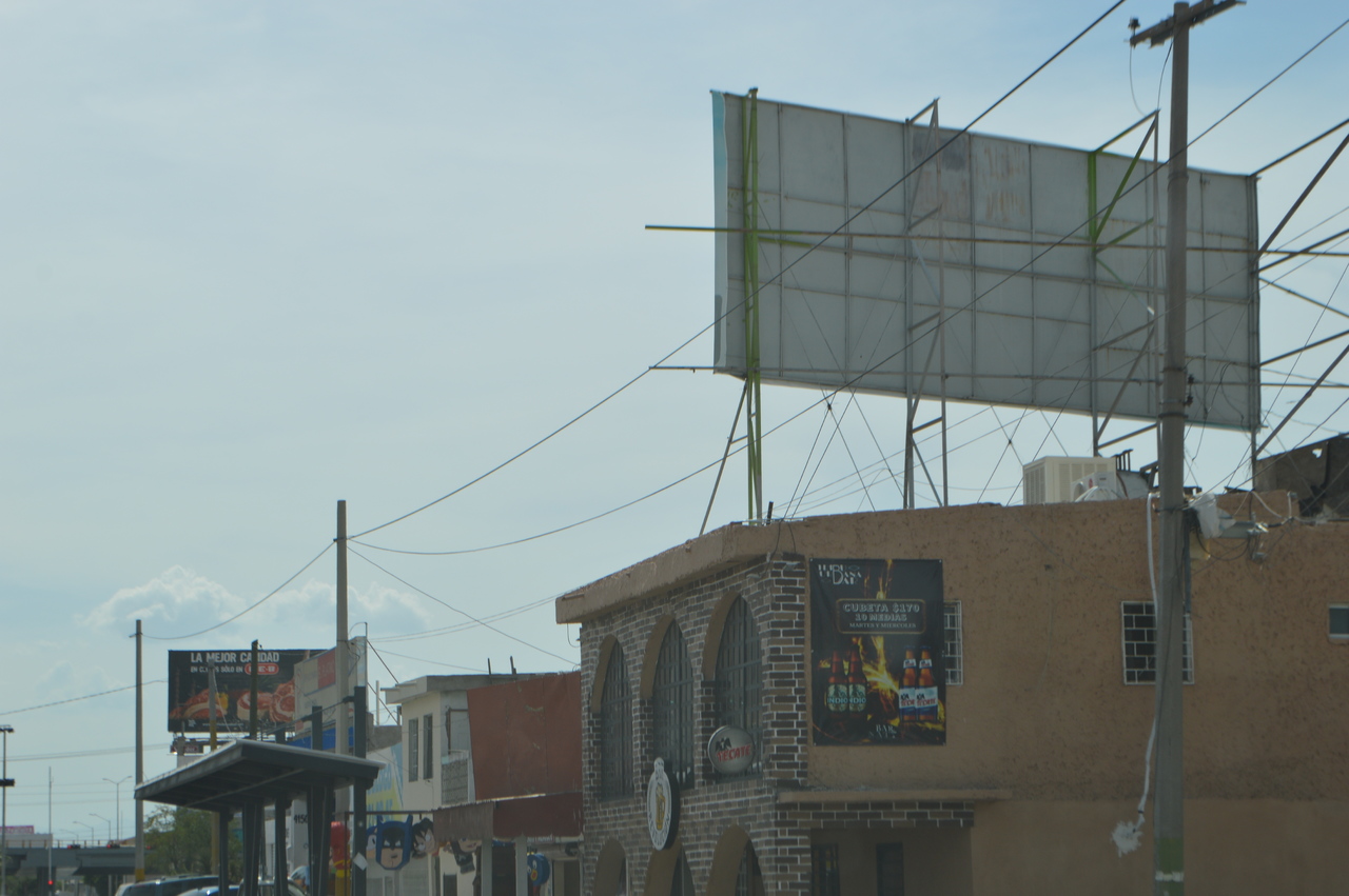 Acata el Municipio de Torreón la medida cautelar del Instituto Electoral para retirar espectaculares pero aparecieron otros nuevos.