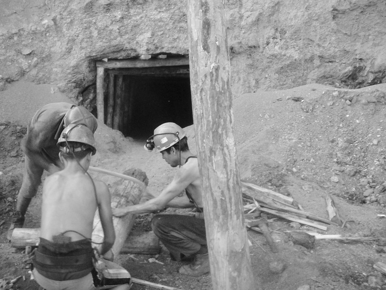 Un minero de 48 años perdió la vida al registrarse un derrumbe en la mina donde trabajaba.