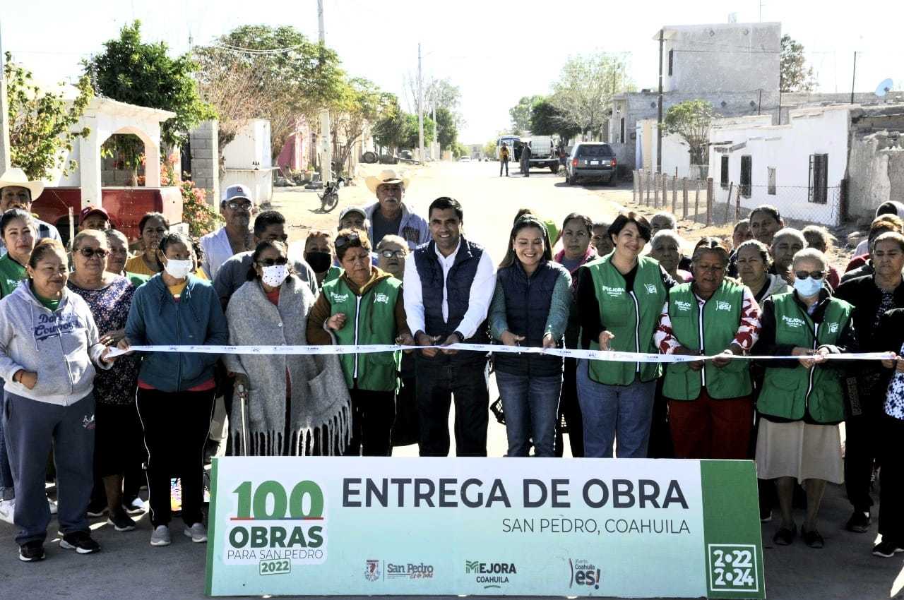 El alcalde junto a directivos y población del ejido, realizaron el corte de listón para la inauguración de la calle. (EL SIGLO DE TORREÓN)