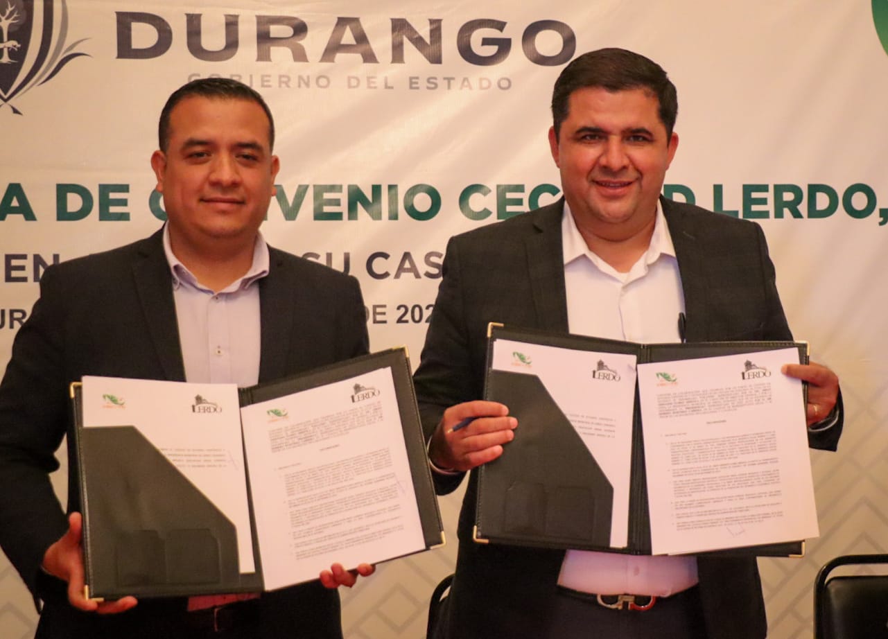 Firma del convenio de colaboración entre la Presidencia Municipal de Lerdo, Homero Martínez Cabrera y el director general del Colegio de Estudios Científicos y Tecnológicos del Estado de Durango (CECYTED) Diego Armando Flores Arreola. (EL SIGLO DE TORREÓN)