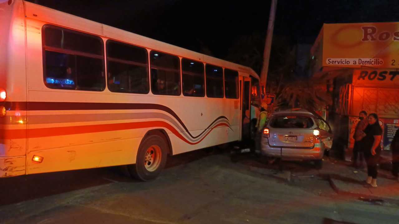 Pareja de la tercera edad al borde de la muerte tras chocar contra autobús de pasajeros en Torreón.