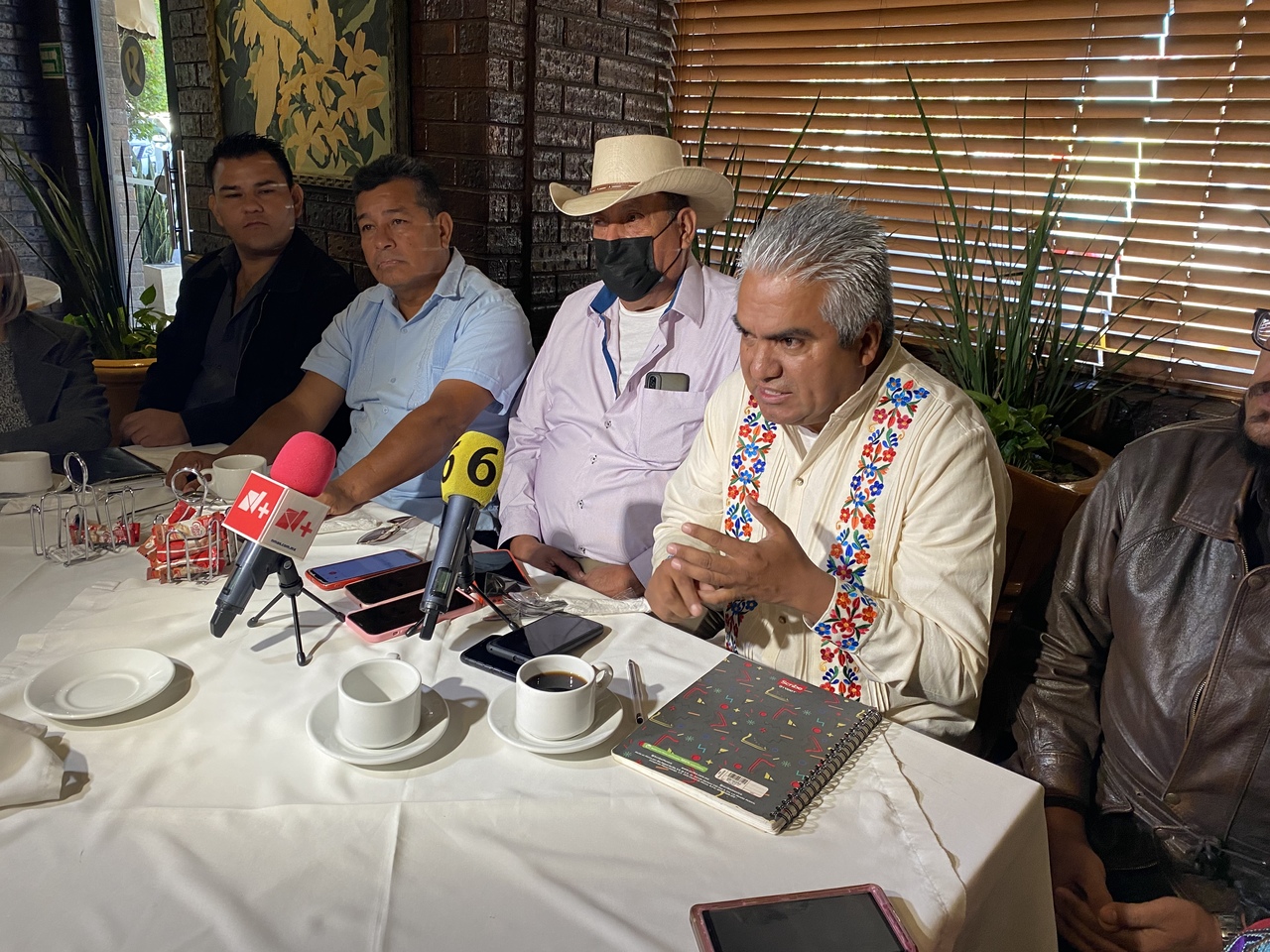 Ayer docentes de la sección 44 del Sindicato de Trabajadores de la Educación ofrecieron una rueda de prensa en Gómez Palacio. (EL SIGLO DE TORREÓN)
