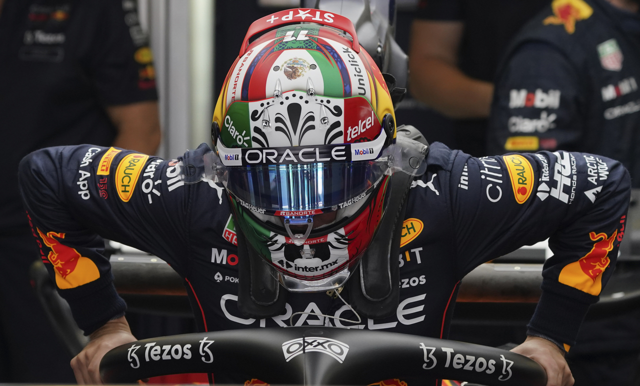 Sergio Pérez buscará largar en la mejor posición posible para aspirar al triunfo mañana en el Gran Premio de México (AP)