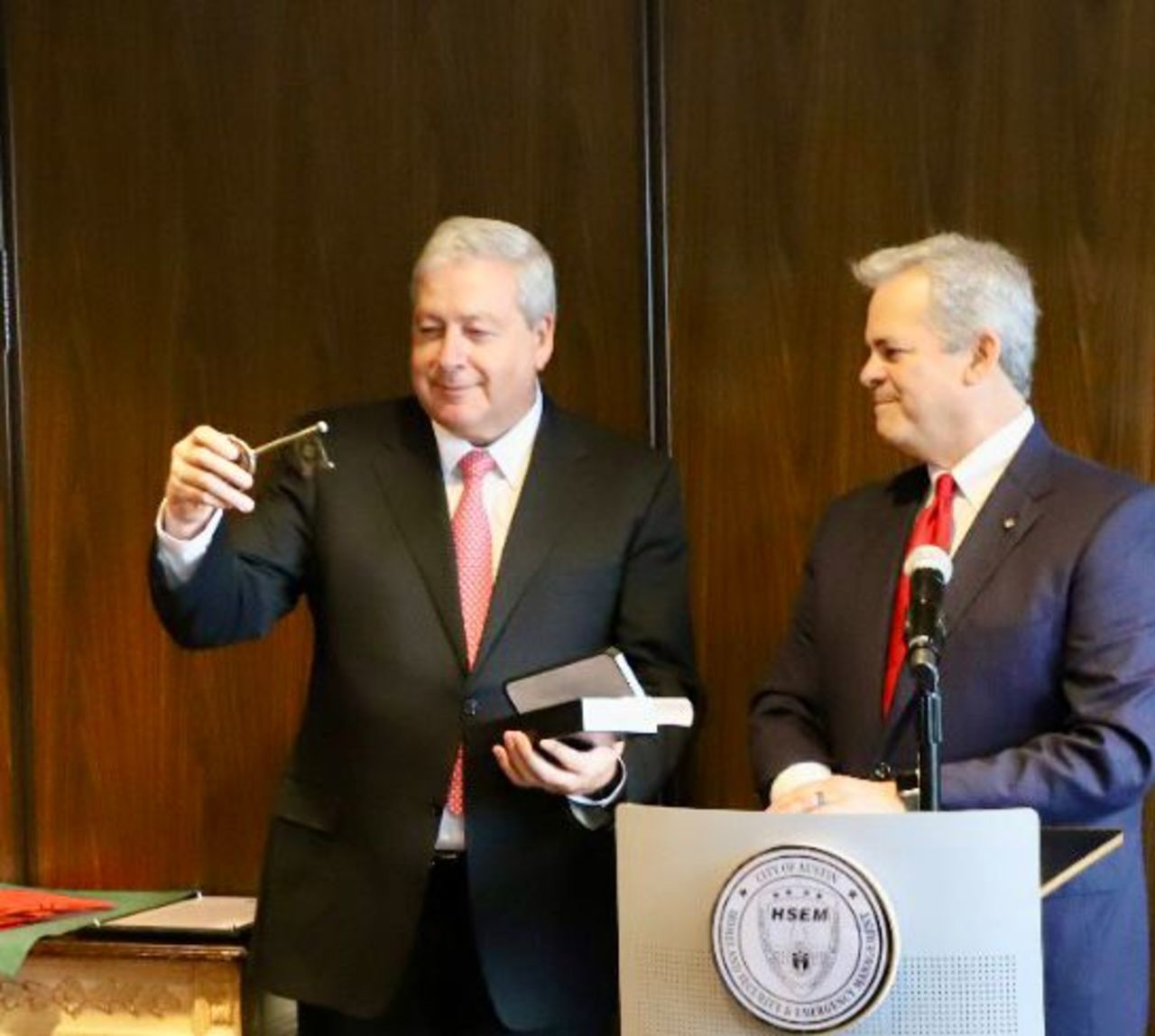 Chema Fraustro recibió las llaves de la ciudad de Austin, Texas, de manos del alcalde Steve Adler. (EL SIGLO DE TORREÓN)