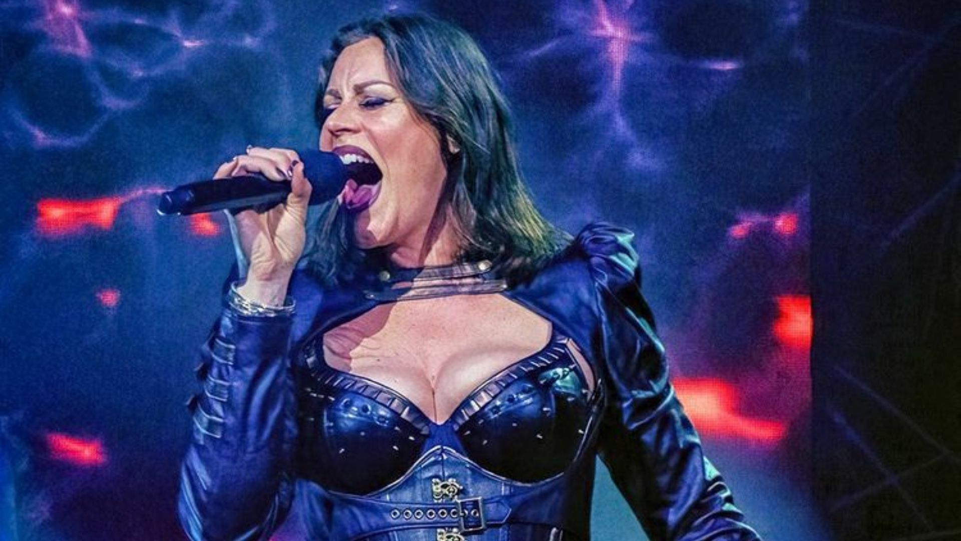 Floor Jansen de Nightwish es sometida a cirugía tras diagnóstico de cáncer de mama
