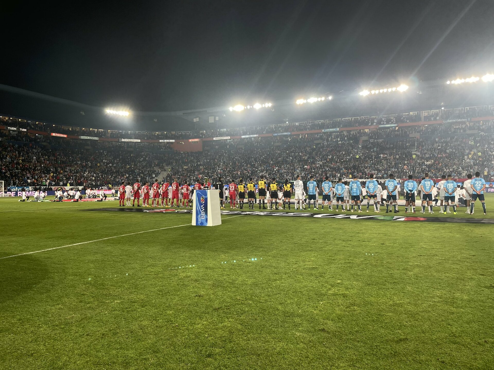Guardan minuto de silencio por Ernesto Herrera Ale y el papá de Juan Carlos Cacho en final de Liga MX