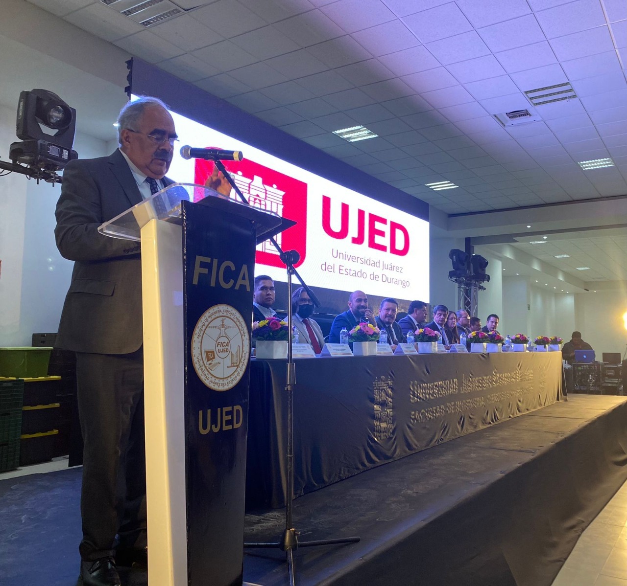 A la inauguración del congreso de la UJED acudieron representantes del gobierno municipal y estatal. (EL SIGLO DE TORREÓN)