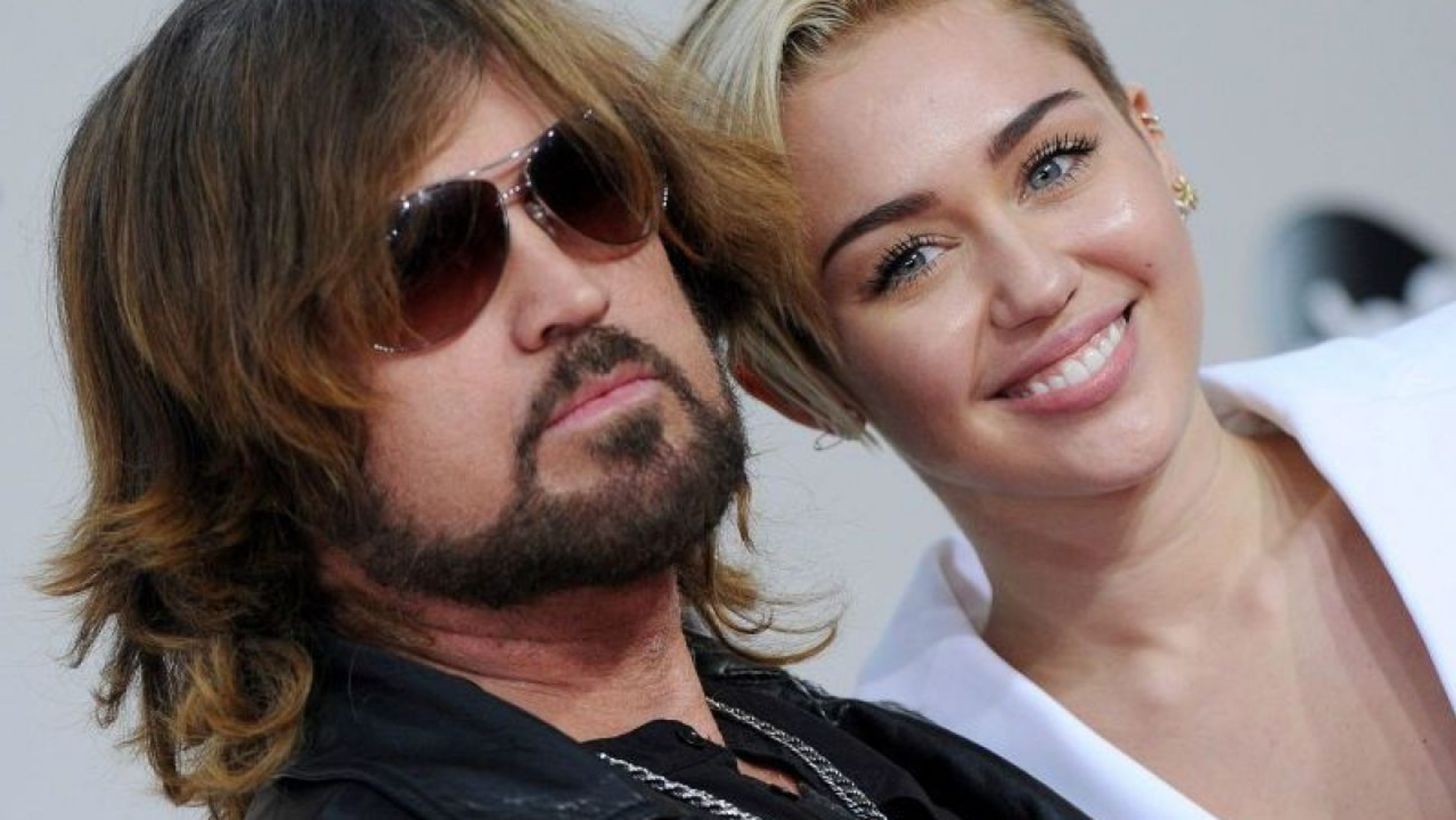 Aseguran que Miley Cyrus se alejó de su padre por salir con una mujer 32  años menor que él - El Siglo