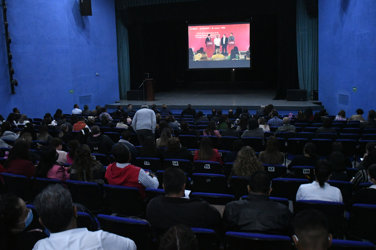 Docentes de La Laguna siguieron la transmisión en vivo del arranque de la Caravana desde la Casa de la Cultura de Gómez Palacio.