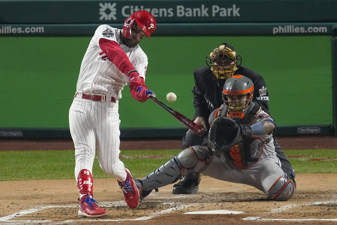 Bryce Harper puso al frente a los Filis con un cuadrangular de dos carreras en la parte baja de la primera entrada.