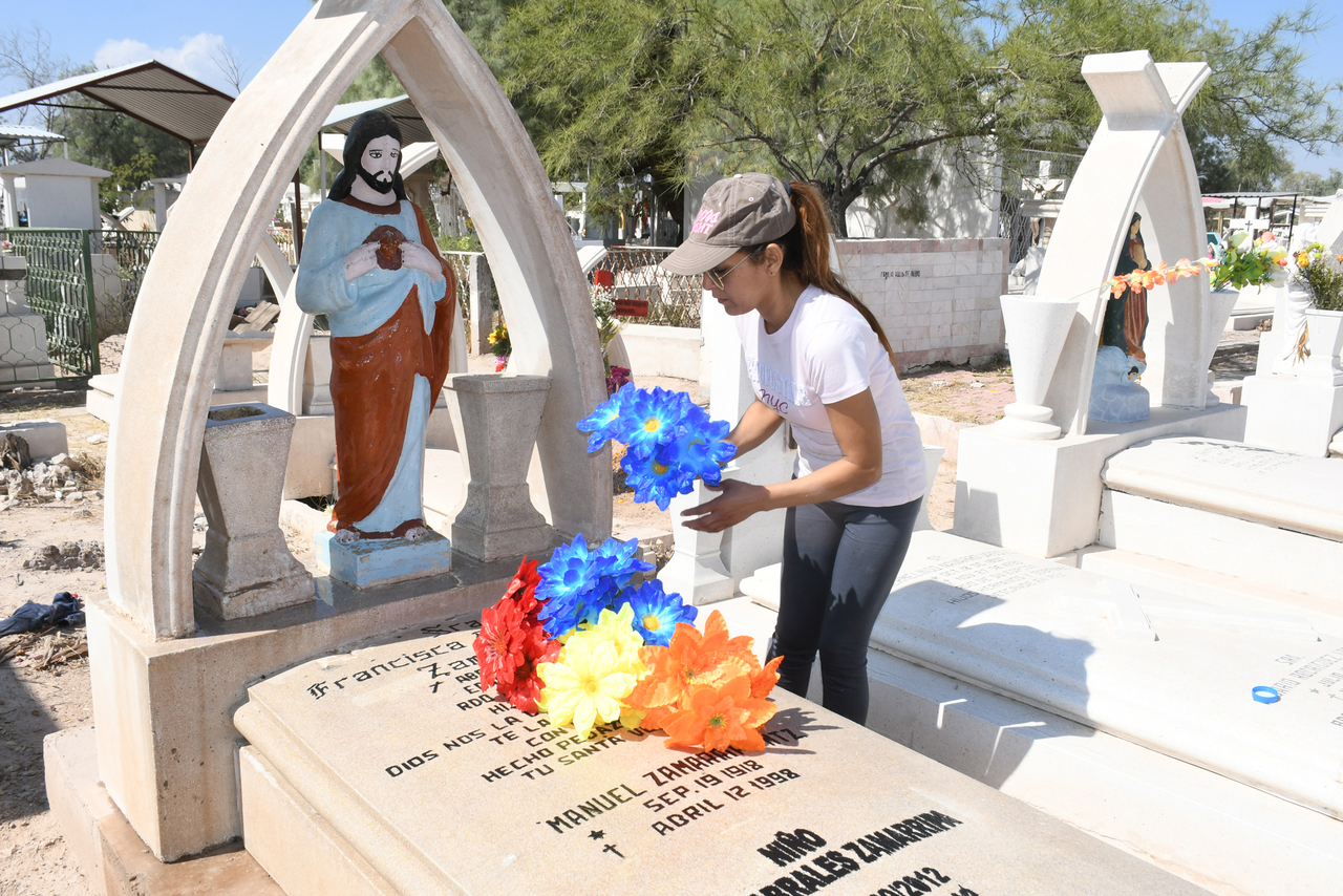 En el 1 de noviembre, doña Raquel recordó a su nieta y Cristina, a su pequeño quien falleciera a los tres meses de nacido. (FERNÁNDO COMPEÁN / EL SIGLO DE TORREÓN)