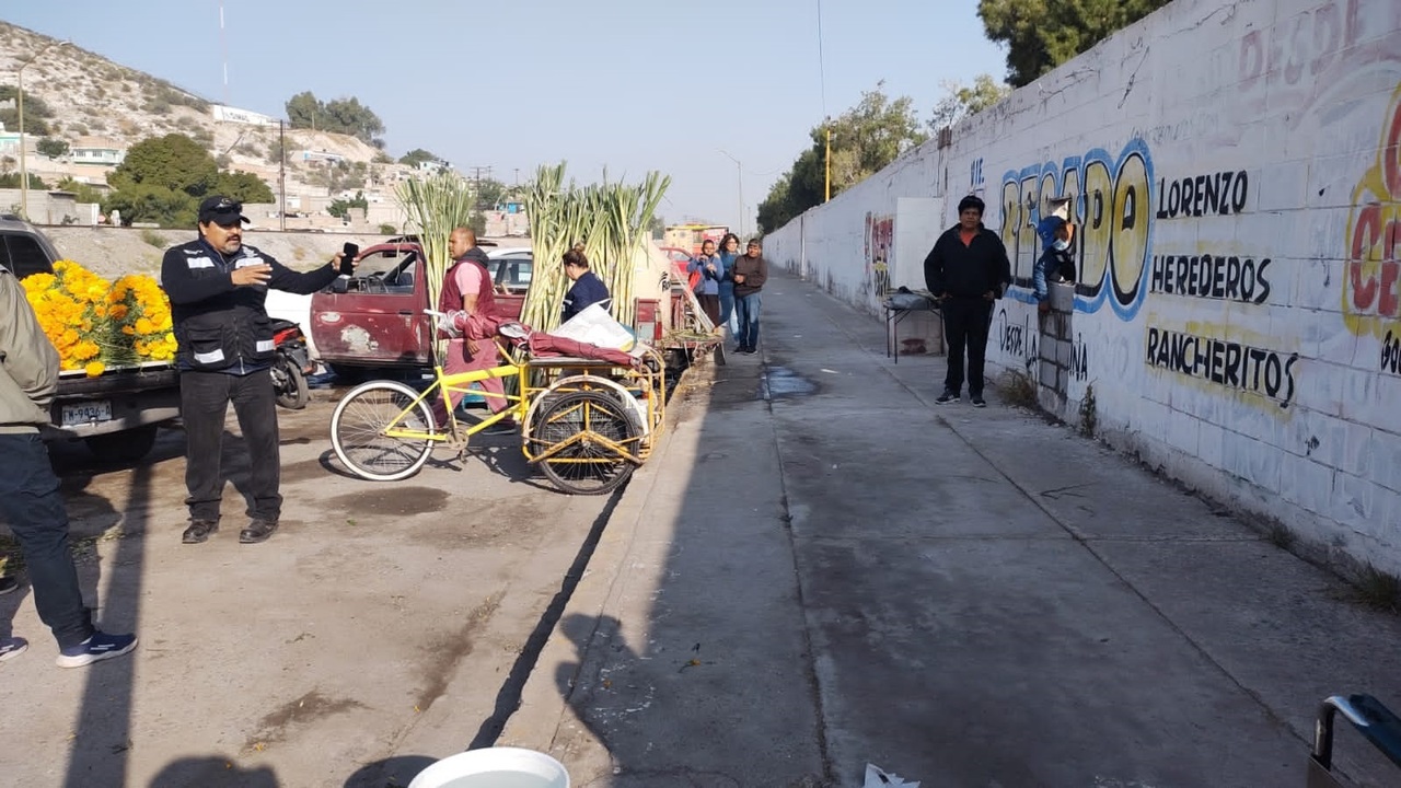 Vendedores rompieron un muro en el cementerio I para burlar las restricciones del Municipio.