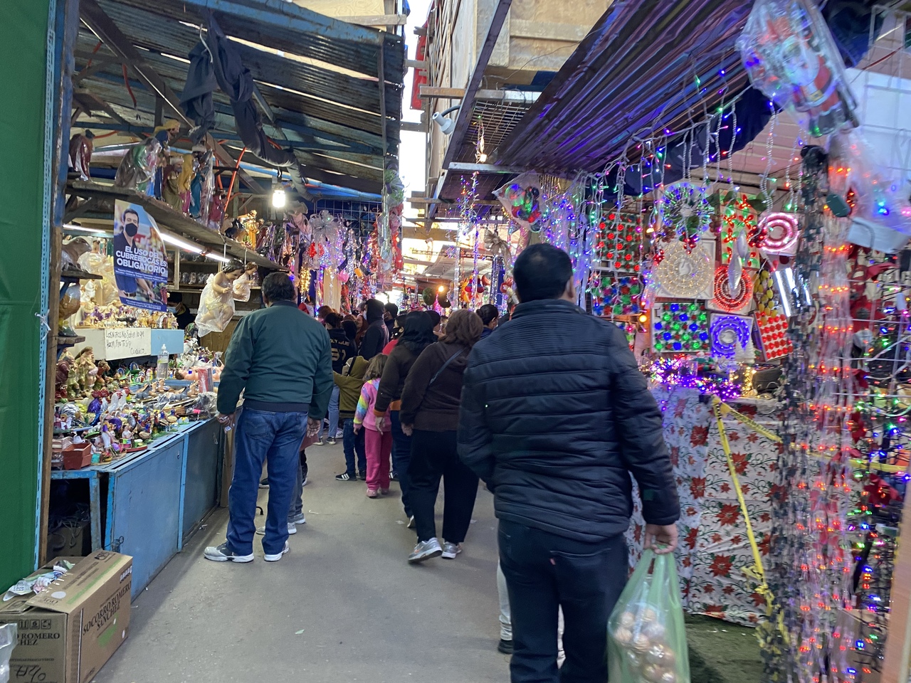 Este jueves arranca la instalación del Mercadito Navideño en la Ildefonso Fuentes. (EL SIGLO DE TORREÓN)