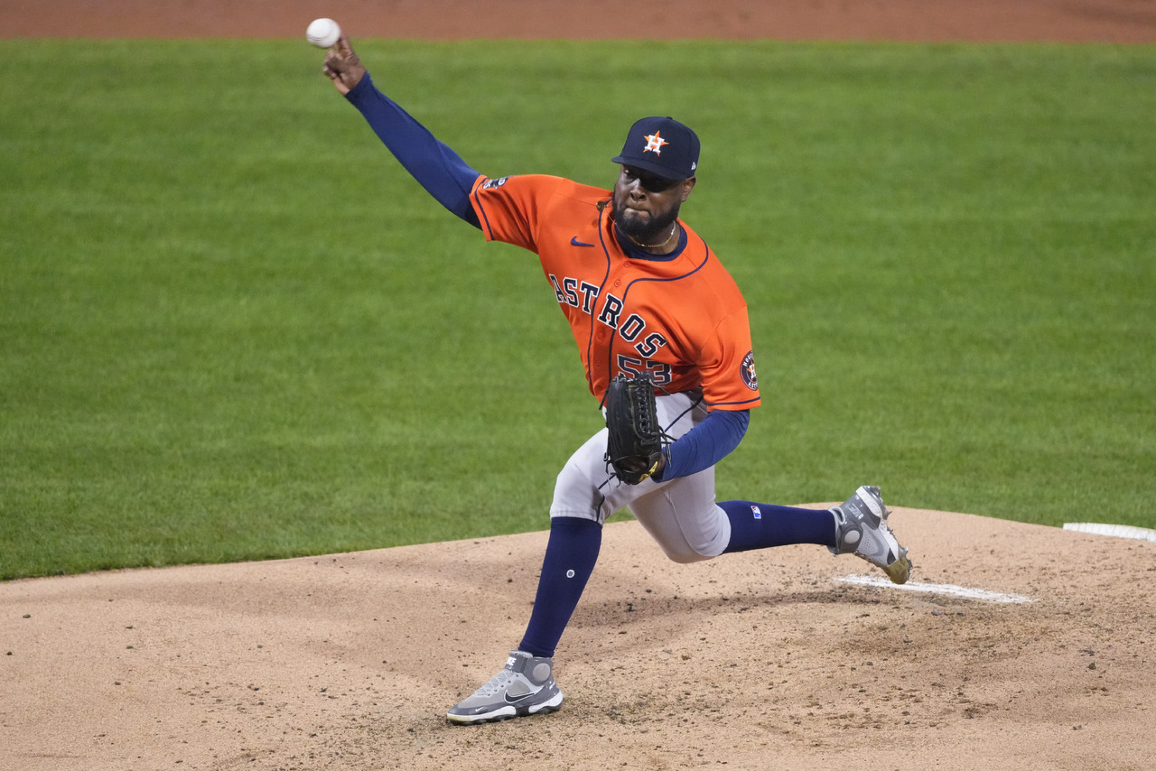 Cristian Javier silenció por seis entradas a la encendida ofensiva de los Filis; solo dio dos bases por bolas y ponchó a nueve rivales, en la victoria de los Astros 5-0 para empatar la Serie Mundial a dos victorias por bando. (AP)