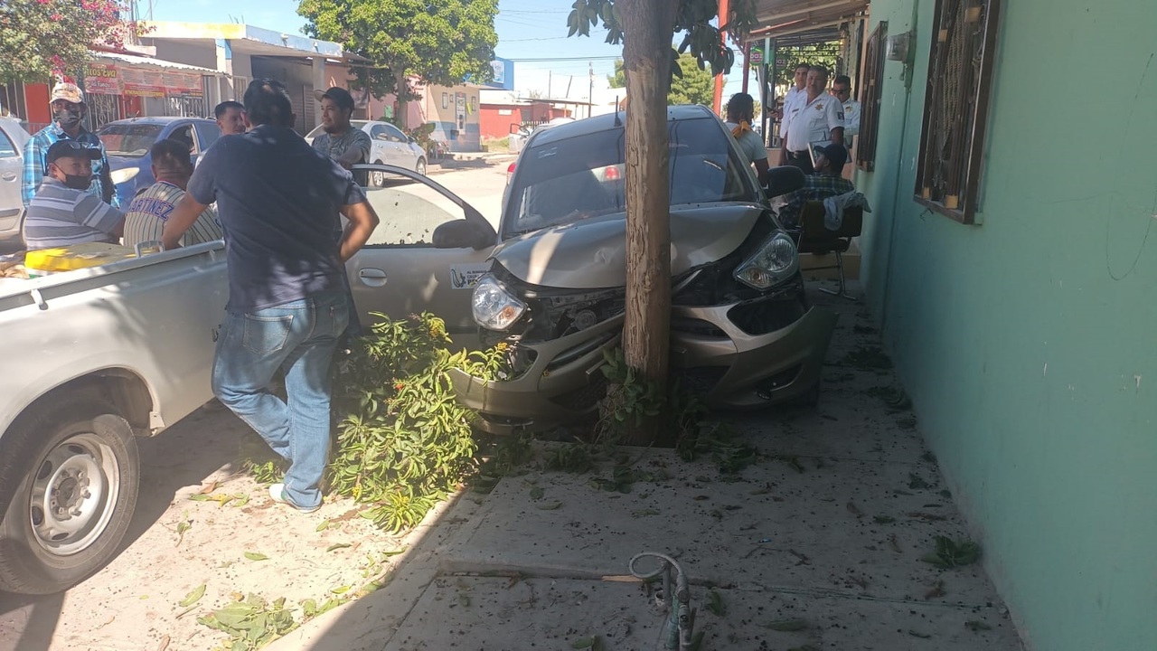 Presuntamente, el conductor intentó esquivar otro vehículo y terminó chocando el árbol.