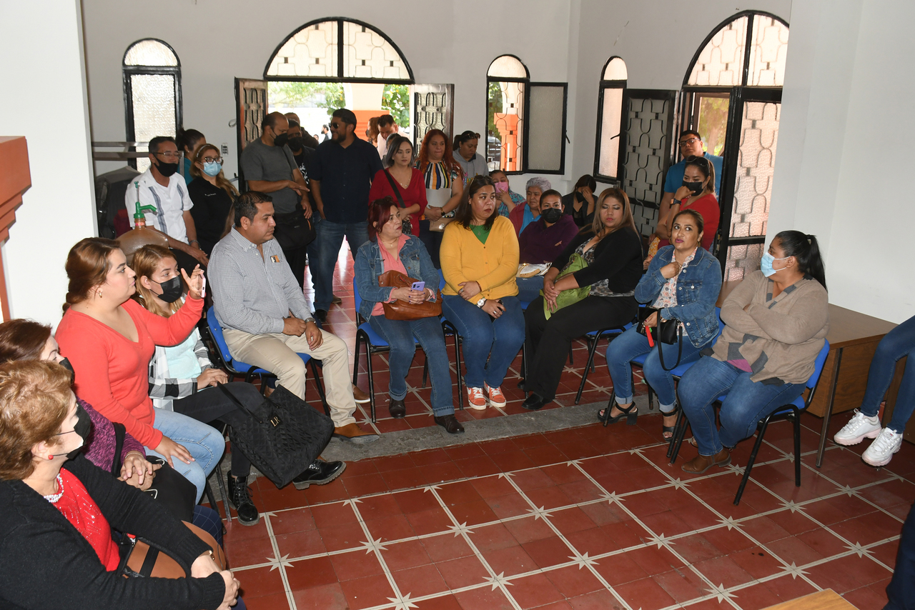 Un grupo de docentes inconformes acudió a las oficinas regionales del SNTE en Gómez Palacio para manifestar su inconformidad. (FERNANDO COMPEÁN)