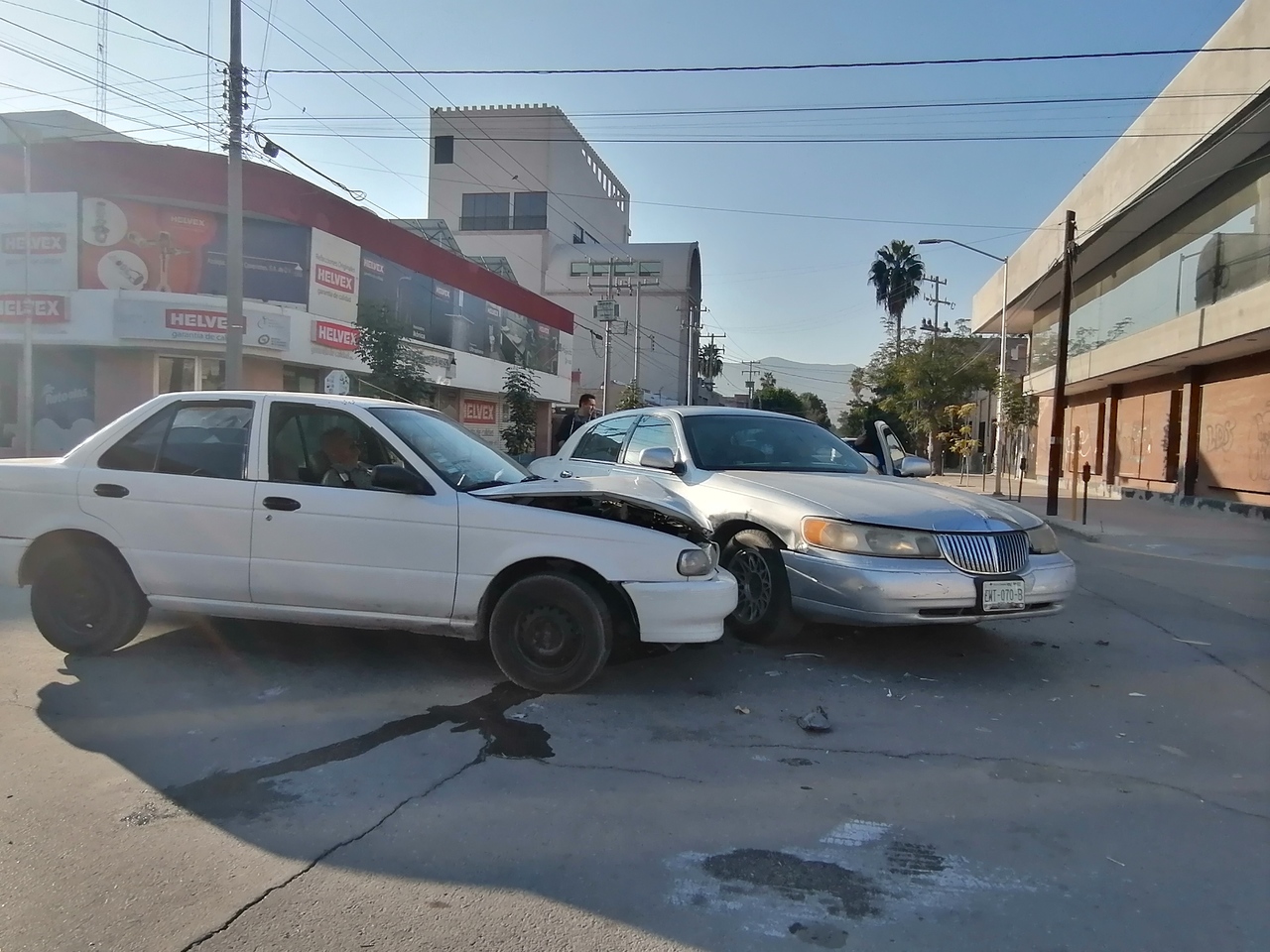 Por ignorar señal de alto un conductor provocó un choque en el sector Centro de Torreón.