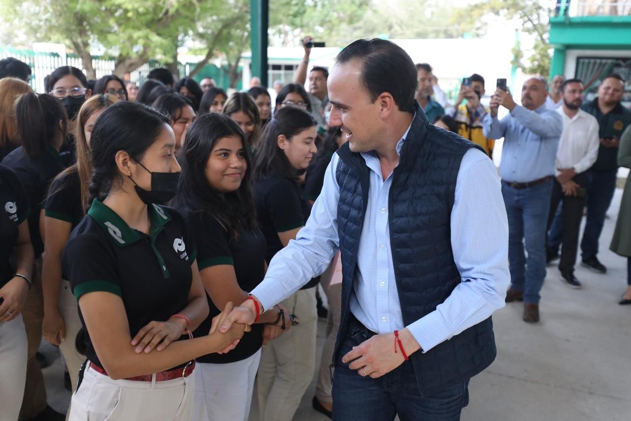 Manolo Jiménez entregó en Conalep ciudad Acuña, equipo de cómputo, mobiliario y una techumbre.