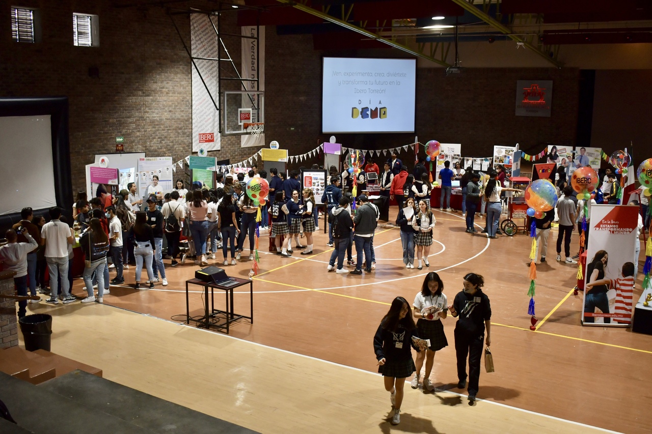 Estudiantes de preparatoria de distintas escuelas de La Laguna tuvieron la oportunidad de conocer a fondo las carreras de la Ibero. (EL SIGLO DE TORREÓN)