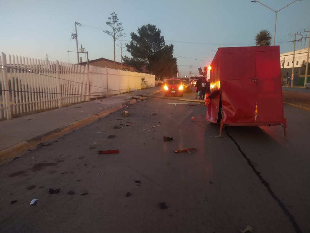 Taxista dormita e impacta su auto contra puesto de tacos en Ramos Arizpe