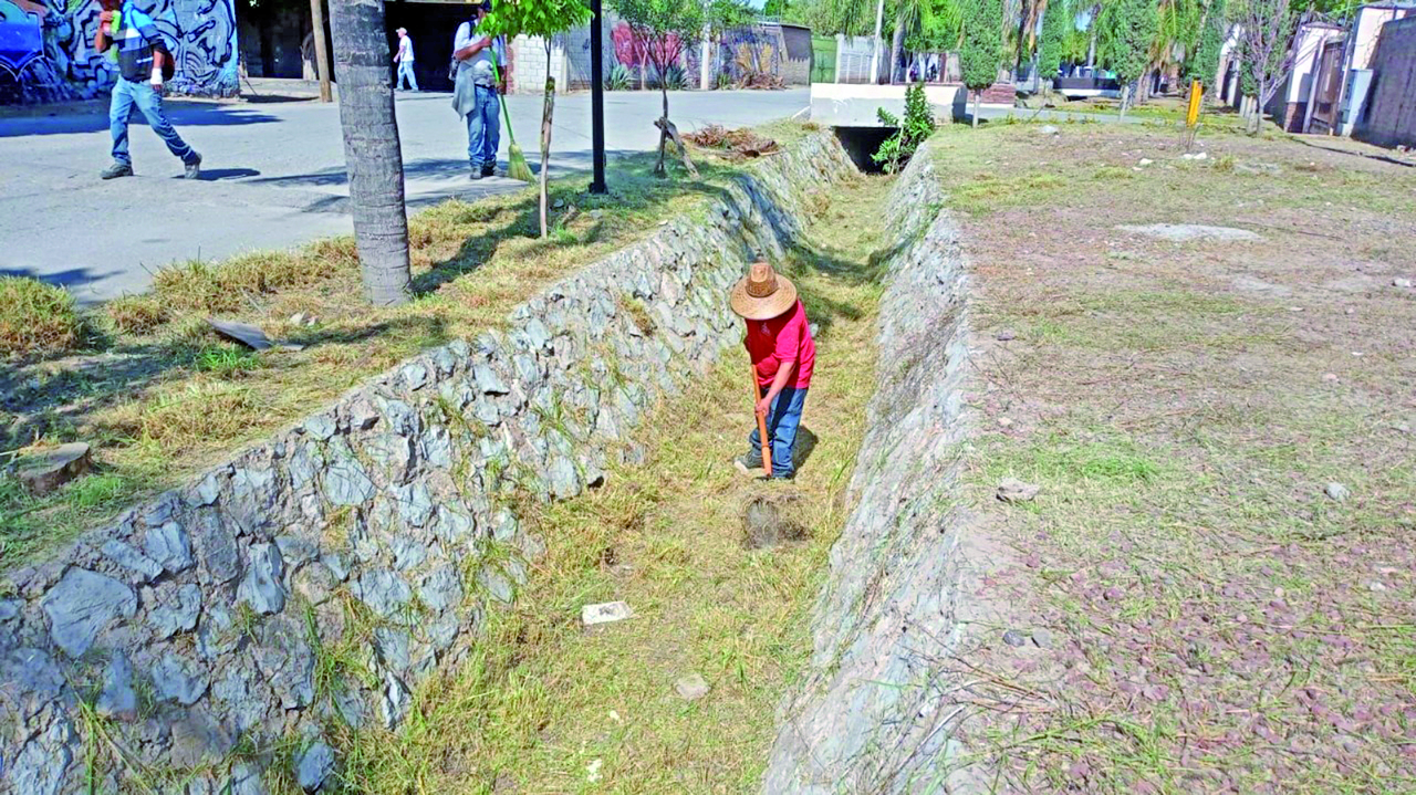 Se dio mantenimiento a la acequia desde el bulevar Guadalupe Victoria hasta la calle Chihuahua. (CORTESÍA)