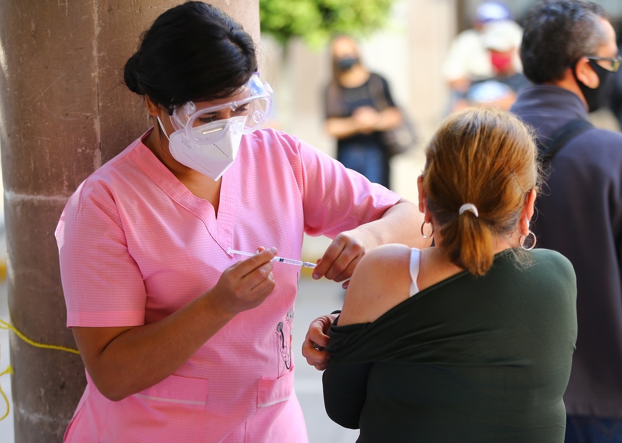 La directora de Servicios de Salud en Durango señaló que se espera que en diciembre acudan más personas a inmunizarse. (EL SIGLO DE TORREÓN)