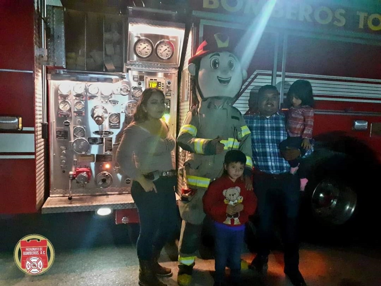Bomberos Torreón llegan de sorpresa a fiesta del pequeño Gael.