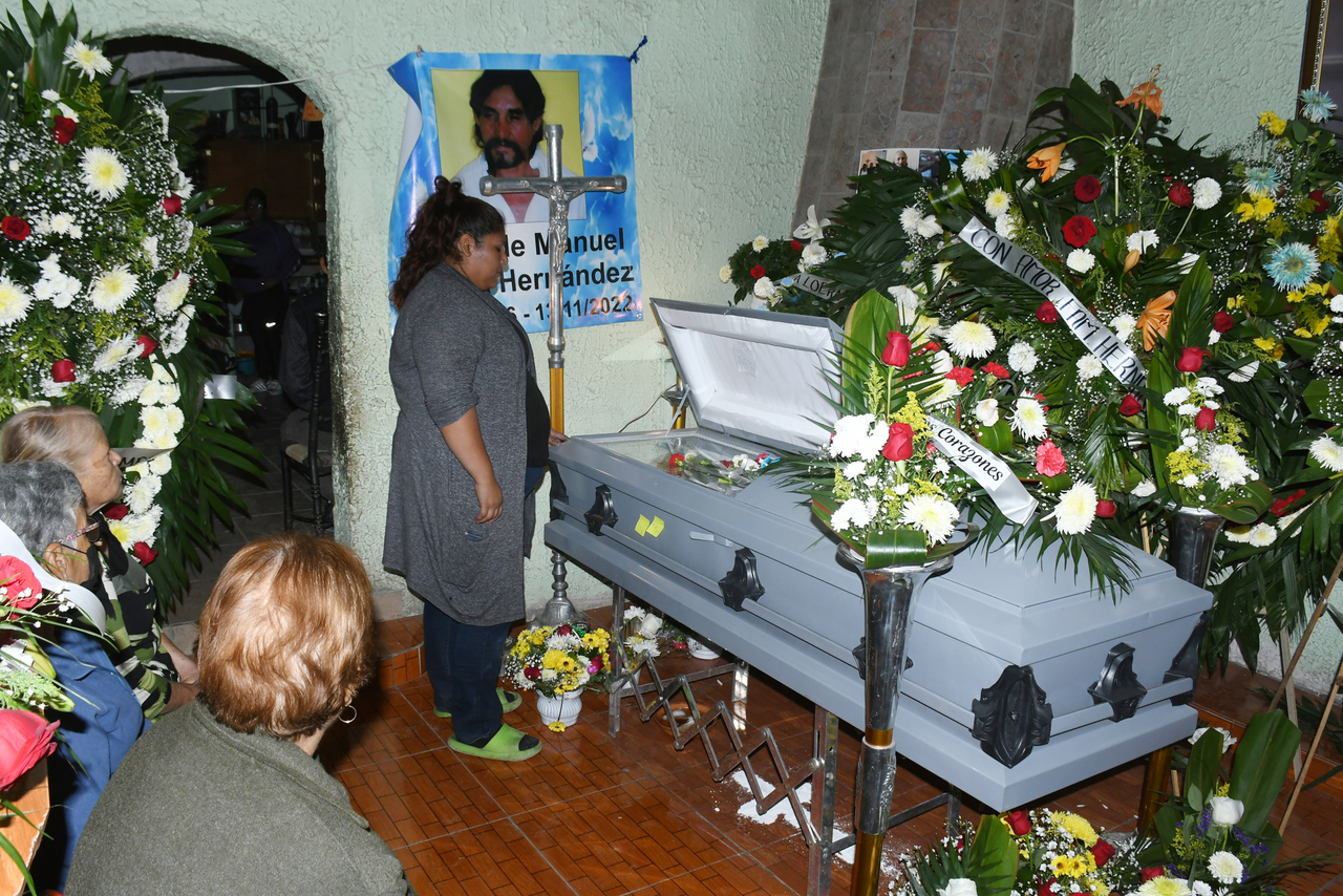 Familiares y amigos dieron el último adiós a don Jesús García en su hogar. (FERNANDO COMPEÁN)