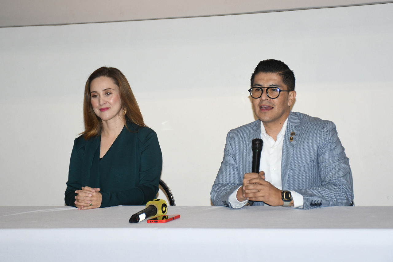 Omar Puentes y Yazmín Reyes, presidente saliente y entrante del CACLAC.