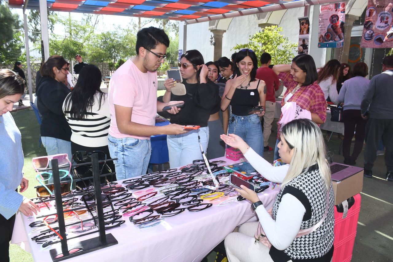 Con la participación de 40 expositores se llevó a cabo la segunda edición de la Feria Emprendedora Lasallista. (FERNÁNDO COMPEÁN / EL SIGLO DE TORREÓN)