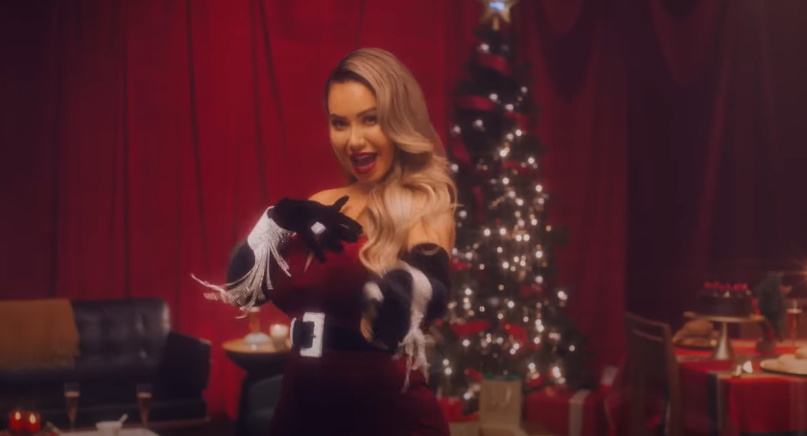 A Chiquis Rivera le entra el espíritu navideño y lanza su canción Vamos All The Way
