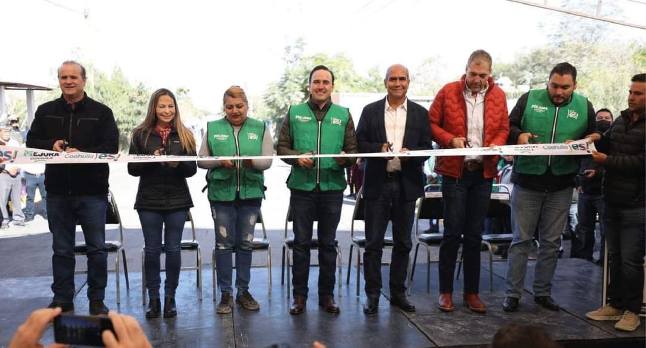 Manolo Jiménez Salinas y el alcalde Mario Dávila entregaron obras de pavimentación en la colonia Óscar Flores Tapia de Monclova.