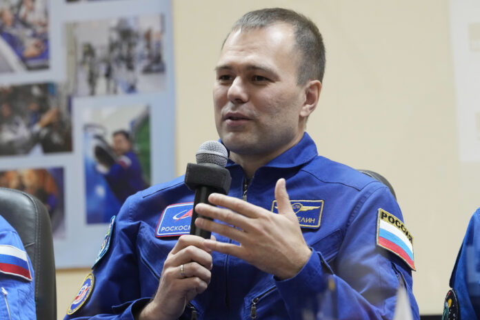 Los cosmonautas Serguéi Prokopiev y Dmitri Petelin iniciaron hoy una caminata espacial. (EFE)