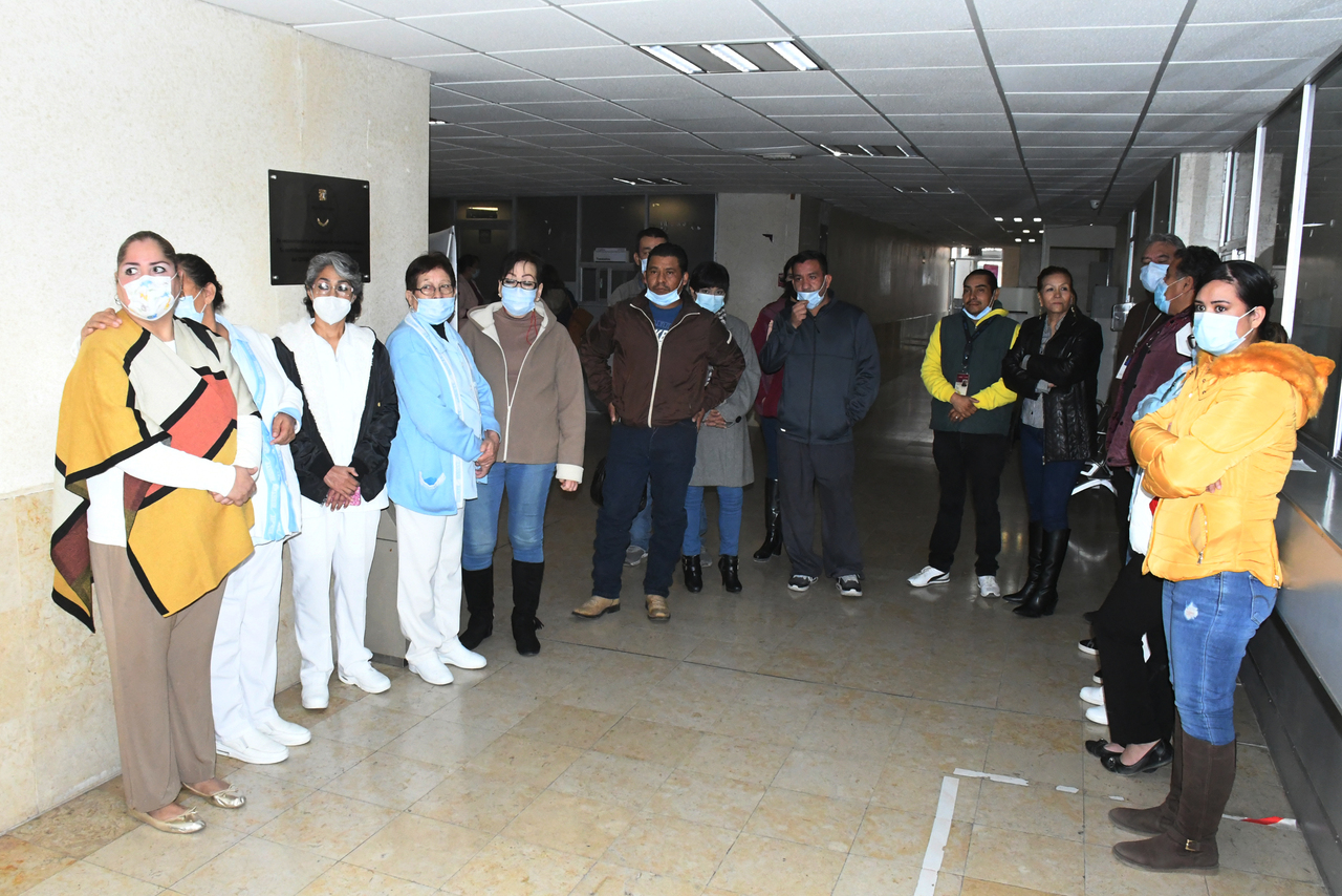 Ayer se congregaron trabajadores en la clínica del ISSSTE de Gómez Palacio para denunciar supuestas irregularidades. (FERNANDO COMPEÁN)