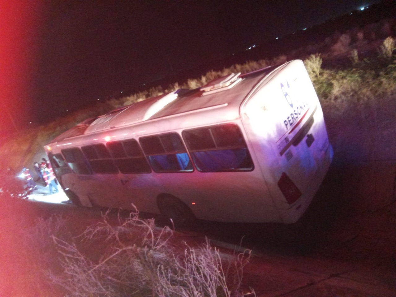 El autobús quedó al interior del canal de riego y algunos ocupantes resultaron policontundidos.