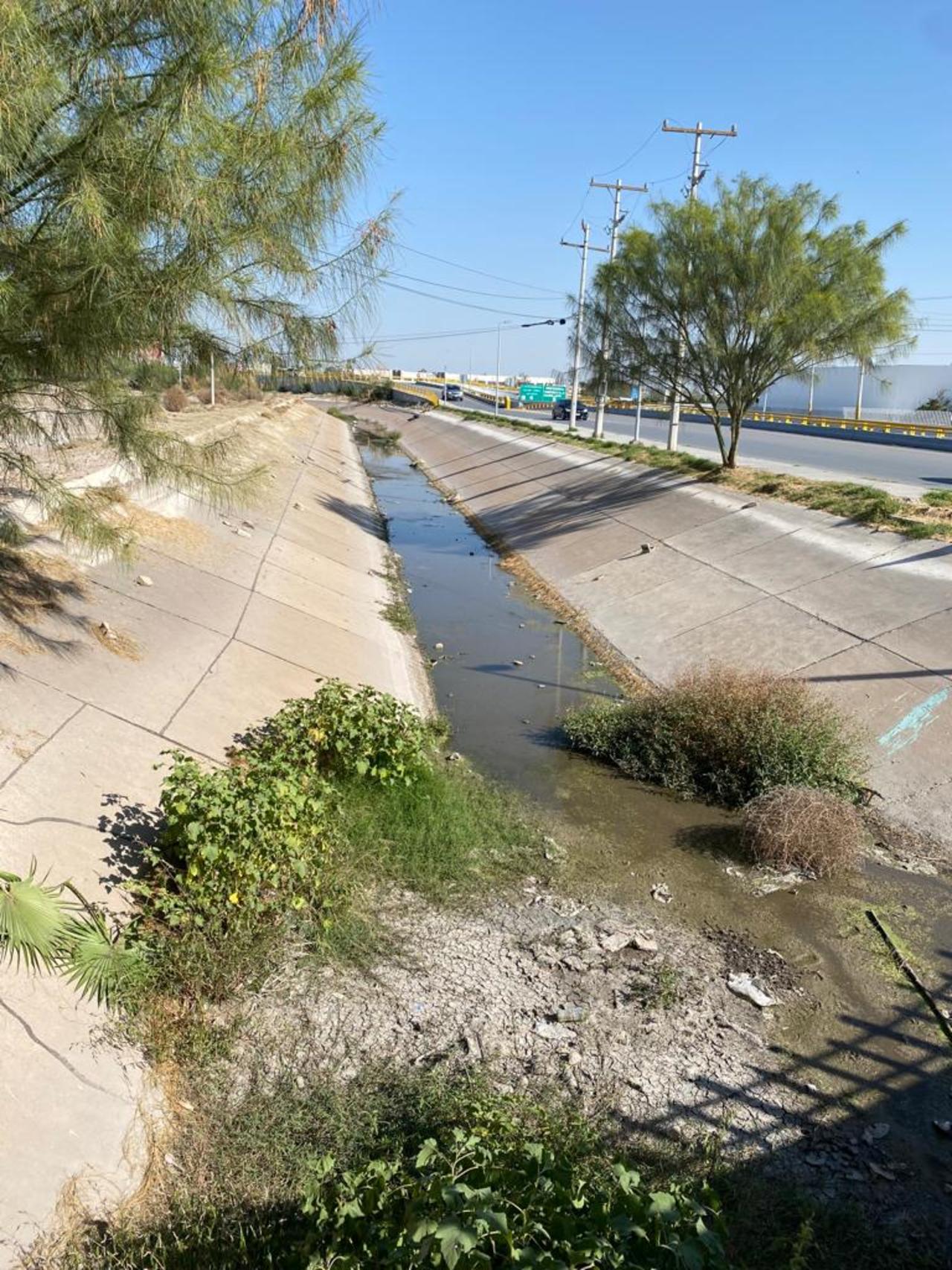 Aguas negras recorren el canal cercano a la colonia San Luciano. Pese a denuncias, autoridades no resuelven problema. (CORTESÍA)