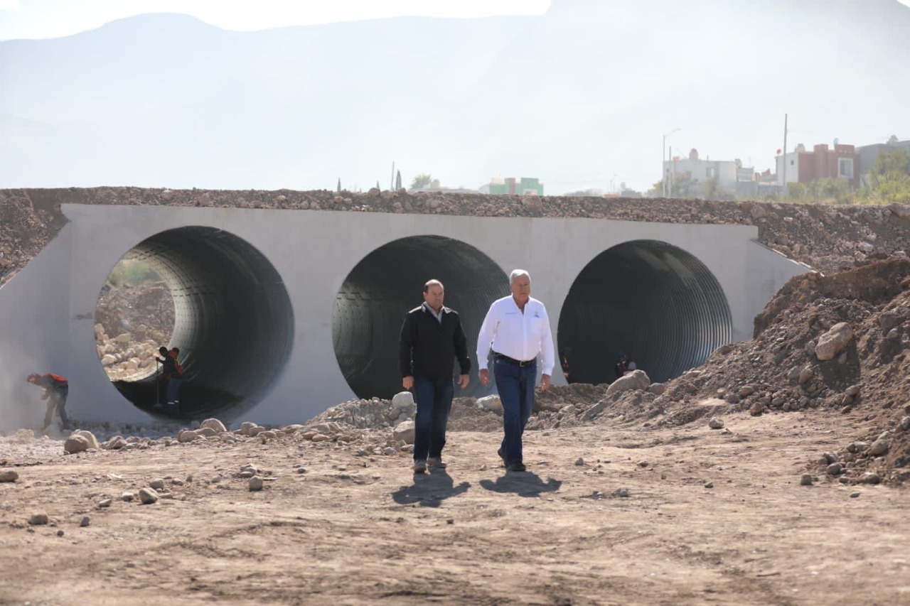El alcalde de Saltillo, José María Fraustro Siller, señaló que se invierten 12.7 millones de pesos en este puente vehicular.