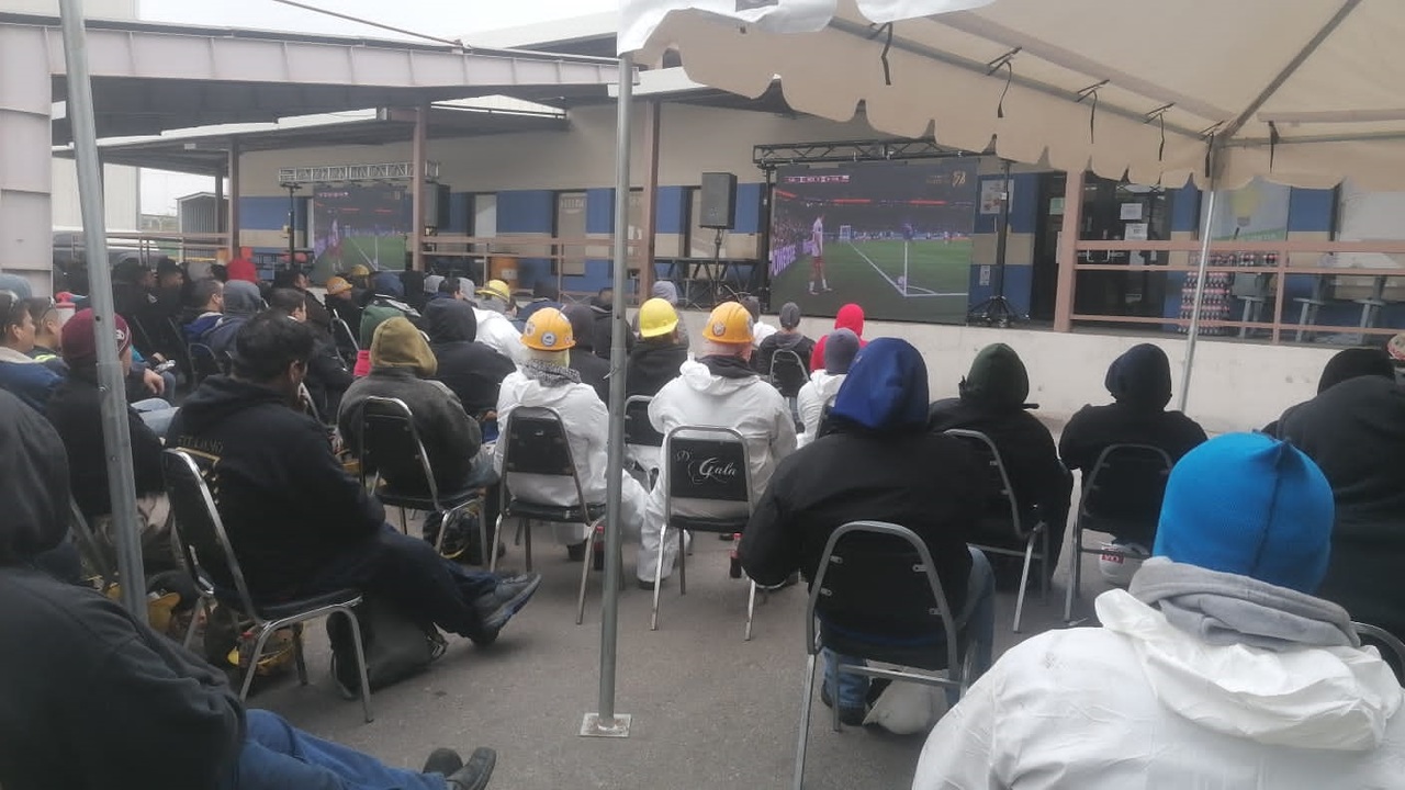Empresas de la región Centro de Coahuila dejan a sus trabajadores ver el partido de futbol en comedores y estacionamientos.