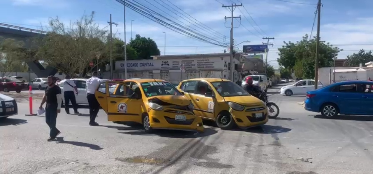 Se impactan taxis en el bulevar Torreón 2000, una niña resultó herida.