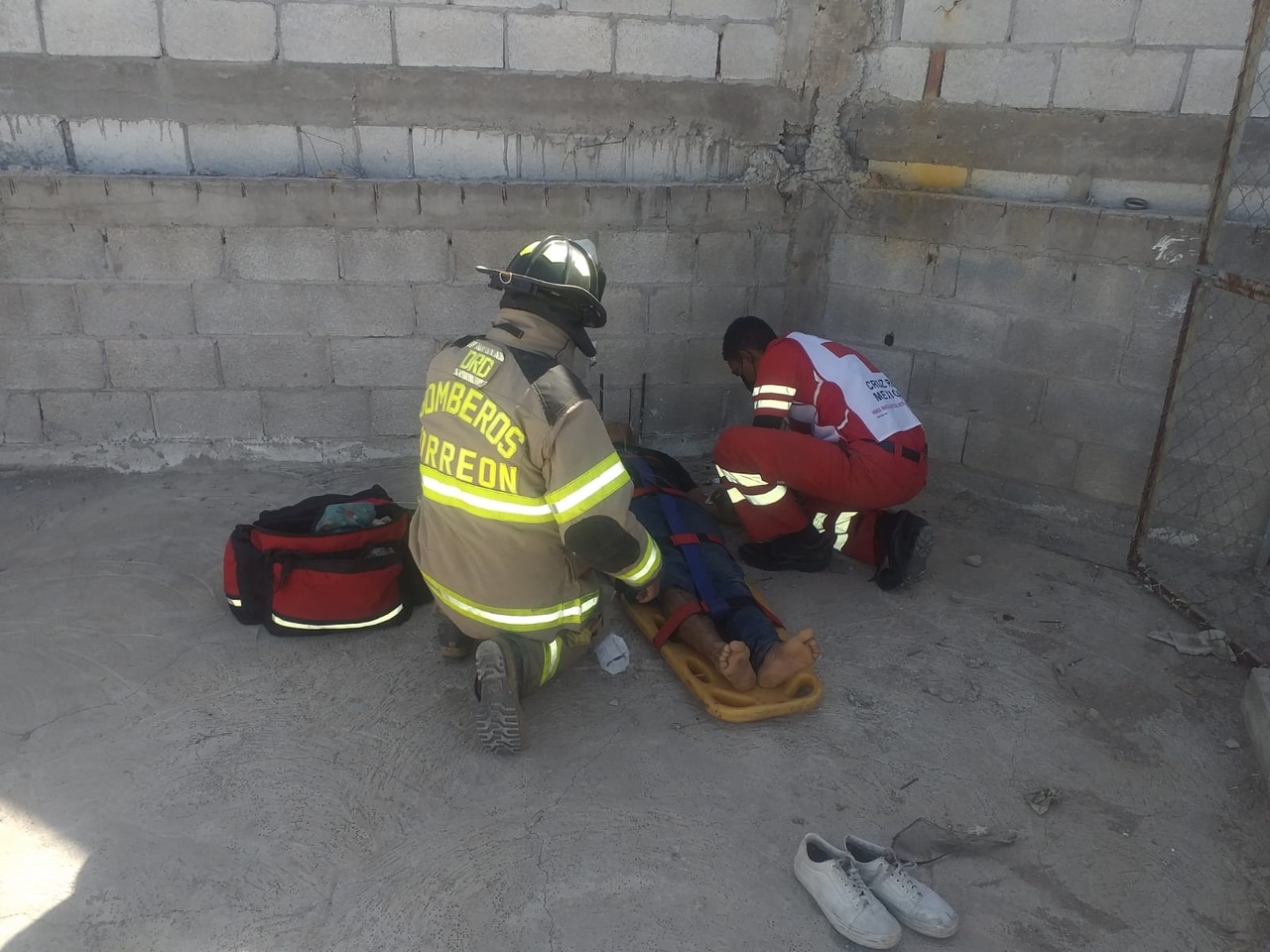 El joven fue atendido en el techo del local por paramédicos de la Cruz Roja y Bomberos.