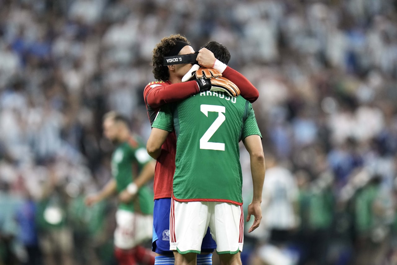El momento entre Ochoa y el exjugador de Santos Laguna no pasó desapercibido por las cámaras. (AP)